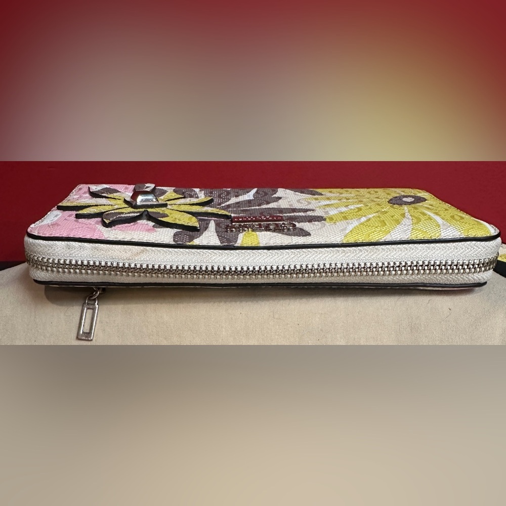 Guess MultiColor Floral Textured Coated Canvas/Fabric Zip Around Wristlet Wallet - Picture 3 of 16